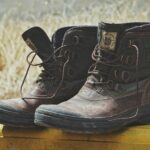 Túrabakancs talpak – melyik mire jó? Útmutató a megfelelő talpválasztáshoz Egy jó túrabakancs megválasztása nem csak a kényelemről szól, hanem a biztonságról és a teljesítményről is. Az egyik legfontosabb szempont a bakancs talpa, ami a terepviszonyokhoz igazodva segít a tapadásban, az ütéscsillapításban és a stabilitásban. De milyen típusú talpak léteznek, és melyik hol a legjobb? 1. Vibram talp – a klasszikus A Vibram az egyik legismertebb és legmegbízhatóbb túrabakancs talpgyártó. Ezek a talpak általában mély mintázatúak, kiváló tapadást biztosítanak sziklás, köves vagy sáros terepen. Rugalmasak, de elég masszívak, így hosszú túrákon is jól bírják a strapát. Hol ajánlott? Hegyi túrák, változatos talajon, ahol fontos a stabil kapaszkodás és a kopásállóság. 2. Gumi talp – általános használatra A sima gumi talpak kevésbé agresszív mintázatúak, de kényelmesek és csendesek. Ezeket a talpakat főleg könnyű, közepesen nehéz túrákra ajánlják, ahol nincs extrém csúszós vagy durva terep. Hol ajánlott? Erdei ösvények, parkok, városi túrák. 3. PU (poliuretán) talp – könnyű és rugalmas A PU talpak előnye, hogy nagyon könnyűek és jól nyelik az ütéseket, így csökkentik a láb fáradását. Gyorsan kopnak, ezért inkább kisebb távokra és könnyebb terepre ajánlottak. Hol ajánlott? Könnyű túrák, városi séta, hétköznapi használat. 4. Vibram Megagrip – extra tapadás nedves terepen Ez egy speciális Vibram talp, amelyet kimondottan nedves, csúszós felületekre fejlesztettek ki. Mélyebb, agresszívabb mintázata van, így kiválóan tapad köveken, gyökereken, sáros ösvényeken. Hol ajánlott? Esős időjárás, patakátkelések, csúszós sziklák. 5. EVA talp – ütéscsillapító és könnyű Az EVA (etilén-vinil-acetát) egy könnyű habszerű anyag, amely a talp középső rétegében gyakran található meg. Fő feladata az ütéscsillapítás, ezért sportos túrabakancsoknál jellemző. Magas kényelmet nyújt, de nem annyira strapabíró, mint a Vibram talpak. Hol ajánlott? Könnyű és közepes túrák, ahol fontos a kényelem. Hogyan válassz talpat? Milyen terepen jársz leggyakrabban? Válaszd az adott talp mintázatát a terep szerint. Változatos terepre a Vibram vagy Megagrip a legjobb. Milyen hosszú túrákat tervezel? Hosszabb túrákra érdemes masszívabb, tartósabb talpat választani. Mennyire fontos a súly? Ha könnyűséget keresel, a PU vagy EVA talp előnyös lehet. Milyen az időjárás? Nedves, csúszós környezetben a speciális, mély mintázatú talpak a nyerők. Összegzés A túrabakancs talpa kulcsfontosságú a biztonságos és kényelmes túrához. A megfelelő talp kiválasztása segít megelőzni a csúszásokat, fáradtságot és sérüléseket. Ha tudod, milyen terepen és körülmények között fogsz túrázni, sokkal könnyebb lesz megtalálni a számodra legjobb cipőt.
