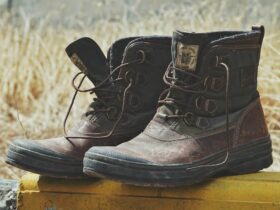 Túrabakancs talpak – melyik mire jó? Útmutató a megfelelő talpválasztáshoz Egy jó túrabakancs megválasztása nem csak a kényelemről szól, hanem a biztonságról és a teljesítményről is. Az egyik legfontosabb szempont a bakancs talpa, ami a terepviszonyokhoz igazodva segít a tapadásban, az ütéscsillapításban és a stabilitásban. De milyen típusú talpak léteznek, és melyik hol a legjobb? 1. Vibram talp – a klasszikus A Vibram az egyik legismertebb és legmegbízhatóbb túrabakancs talpgyártó. Ezek a talpak általában mély mintázatúak, kiváló tapadást biztosítanak sziklás, köves vagy sáros terepen. Rugalmasak, de elég masszívak, így hosszú túrákon is jól bírják a strapát. Hol ajánlott? Hegyi túrák, változatos talajon, ahol fontos a stabil kapaszkodás és a kopásállóság. 2. Gumi talp – általános használatra A sima gumi talpak kevésbé agresszív mintázatúak, de kényelmesek és csendesek. Ezeket a talpakat főleg könnyű, közepesen nehéz túrákra ajánlják, ahol nincs extrém csúszós vagy durva terep. Hol ajánlott? Erdei ösvények, parkok, városi túrák. 3. PU (poliuretán) talp – könnyű és rugalmas A PU talpak előnye, hogy nagyon könnyűek és jól nyelik az ütéseket, így csökkentik a láb fáradását. Gyorsan kopnak, ezért inkább kisebb távokra és könnyebb terepre ajánlottak. Hol ajánlott? Könnyű túrák, városi séta, hétköznapi használat. 4. Vibram Megagrip – extra tapadás nedves terepen Ez egy speciális Vibram talp, amelyet kimondottan nedves, csúszós felületekre fejlesztettek ki. Mélyebb, agresszívabb mintázata van, így kiválóan tapad köveken, gyökereken, sáros ösvényeken. Hol ajánlott? Esős időjárás, patakátkelések, csúszós sziklák. 5. EVA talp – ütéscsillapító és könnyű Az EVA (etilén-vinil-acetát) egy könnyű habszerű anyag, amely a talp középső rétegében gyakran található meg. Fő feladata az ütéscsillapítás, ezért sportos túrabakancsoknál jellemző. Magas kényelmet nyújt, de nem annyira strapabíró, mint a Vibram talpak. Hol ajánlott? Könnyű és közepes túrák, ahol fontos a kényelem. Hogyan válassz talpat? Milyen terepen jársz leggyakrabban? Válaszd az adott talp mintázatát a terep szerint. Változatos terepre a Vibram vagy Megagrip a legjobb. Milyen hosszú túrákat tervezel? Hosszabb túrákra érdemes masszívabb, tartósabb talpat választani. Mennyire fontos a súly? Ha könnyűséget keresel, a PU vagy EVA talp előnyös lehet. Milyen az időjárás? Nedves, csúszós környezetben a speciális, mély mintázatú talpak a nyerők. Összegzés A túrabakancs talpa kulcsfontosságú a biztonságos és kényelmes túrához. A megfelelő talp kiválasztása segít megelőzni a csúszásokat, fáradtságot és sérüléseket. Ha tudod, milyen terepen és körülmények között fogsz túrázni, sokkal könnyebb lesz megtalálni a számodra legjobb cipőt.